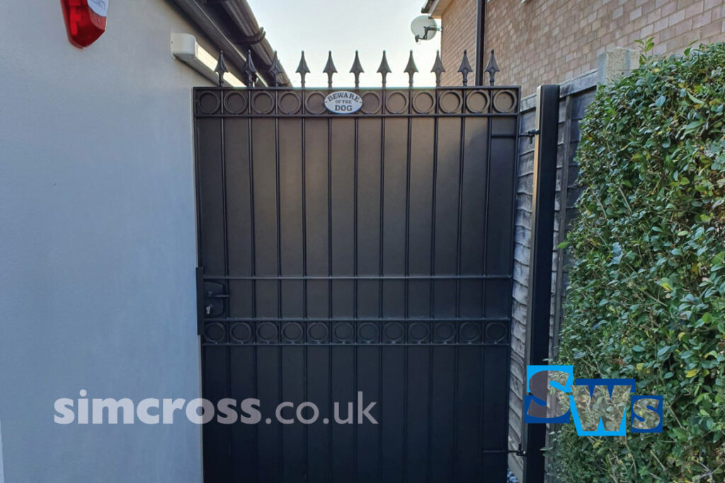 Hemel Hempstead – side gate with privacy screen. Simcross Welding Services metal gates London and Herts and South East England